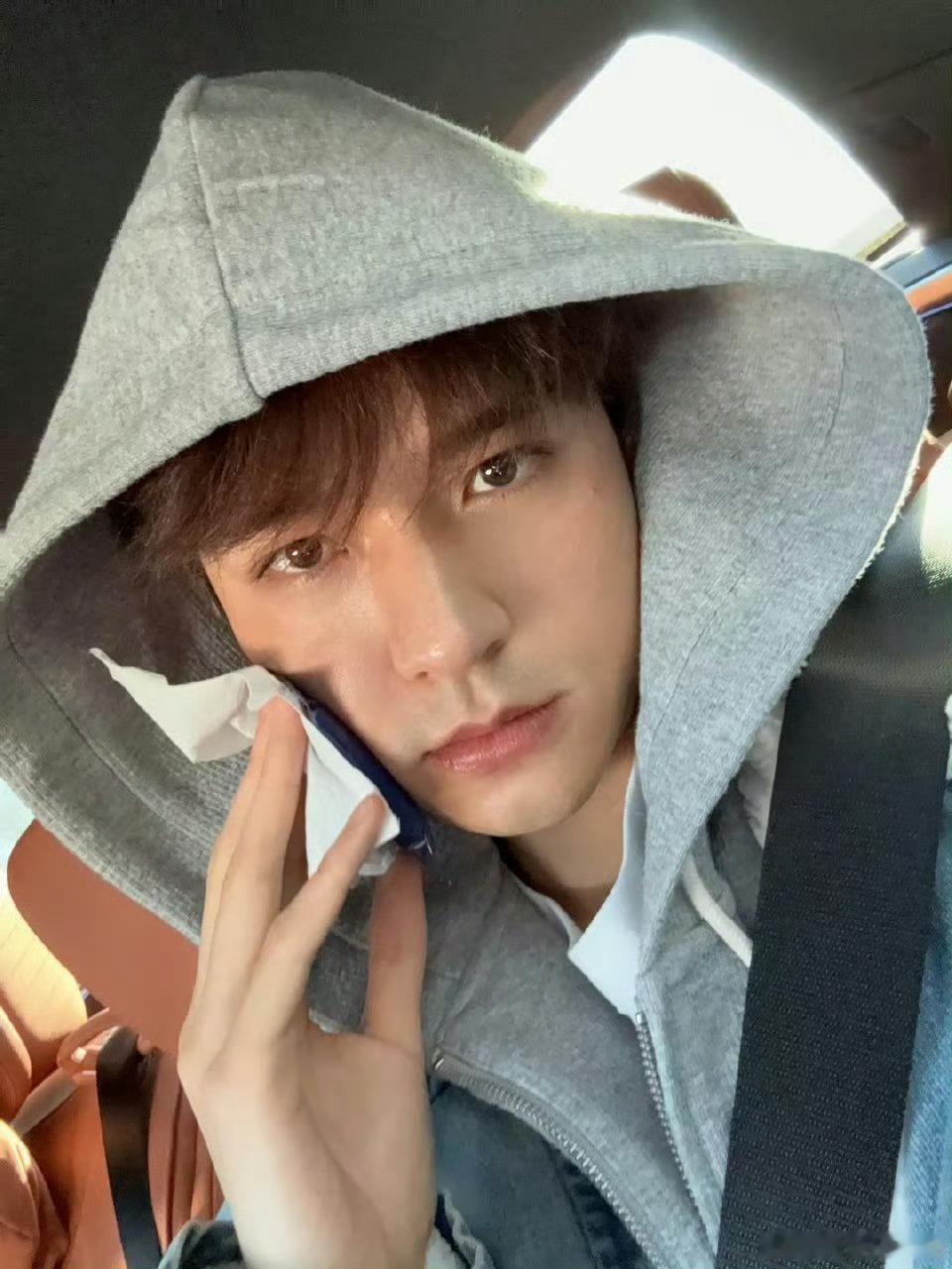 龚俊肿出氛围感 龚俊今天晒照肿么了呀，是去拔智齿了吗哈哈[偷笑]的确是肿出氛围感