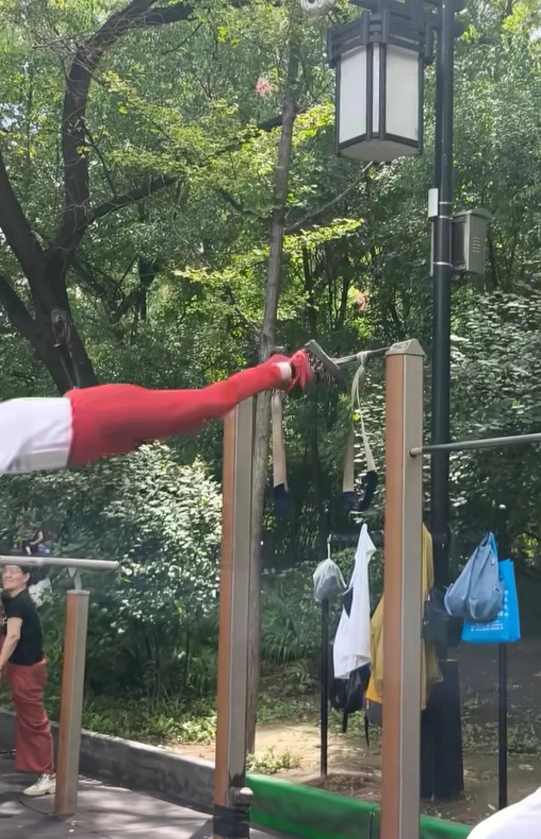 一大爷把自己的脚绑在单杠上，然后绕着单杠转圈。我想问问他这样运动能锻炼什么？