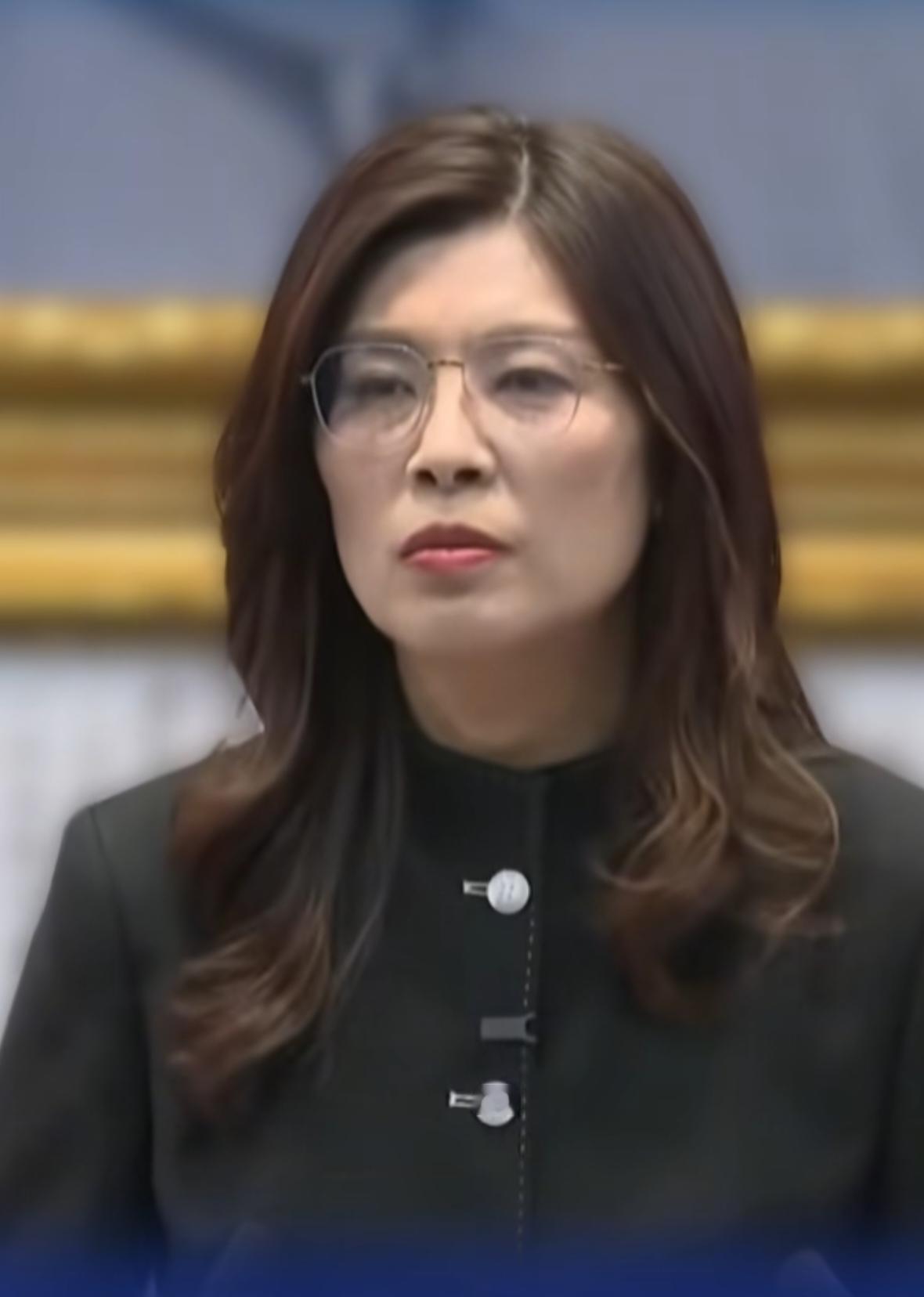 不得不说，郑丽文是一个活泼开朗，非常可爱的人。在非常正式的场合，她还是很庄重严肃