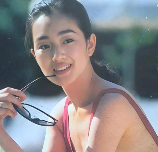 2007年前后，影后巩俐为生孩子在新加坡喝了大半年中药。1996年嫁给新加坡商人