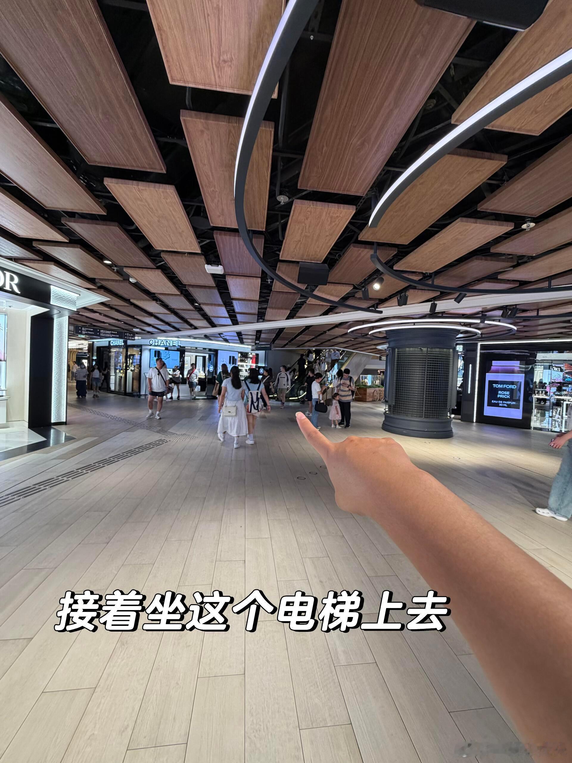 这次肖战ysl香港活动地形太友好了，首先是场地够大，星光大道长800米，能站好多