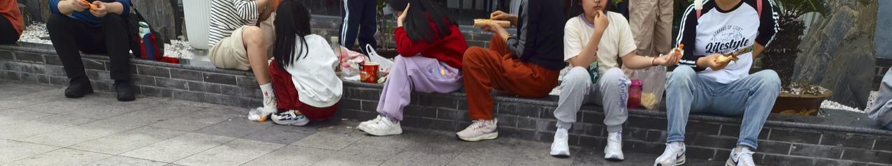 临沂学生春假，鲁Q出圈了，听说周边地市的大巴车都到临沂了。在蒙山沂水大剧院附近，