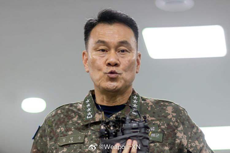#兵器影像[超话]##朝鲜# 韩国联合参谋本部主席金明洙上将最近在首尔附近的仁川