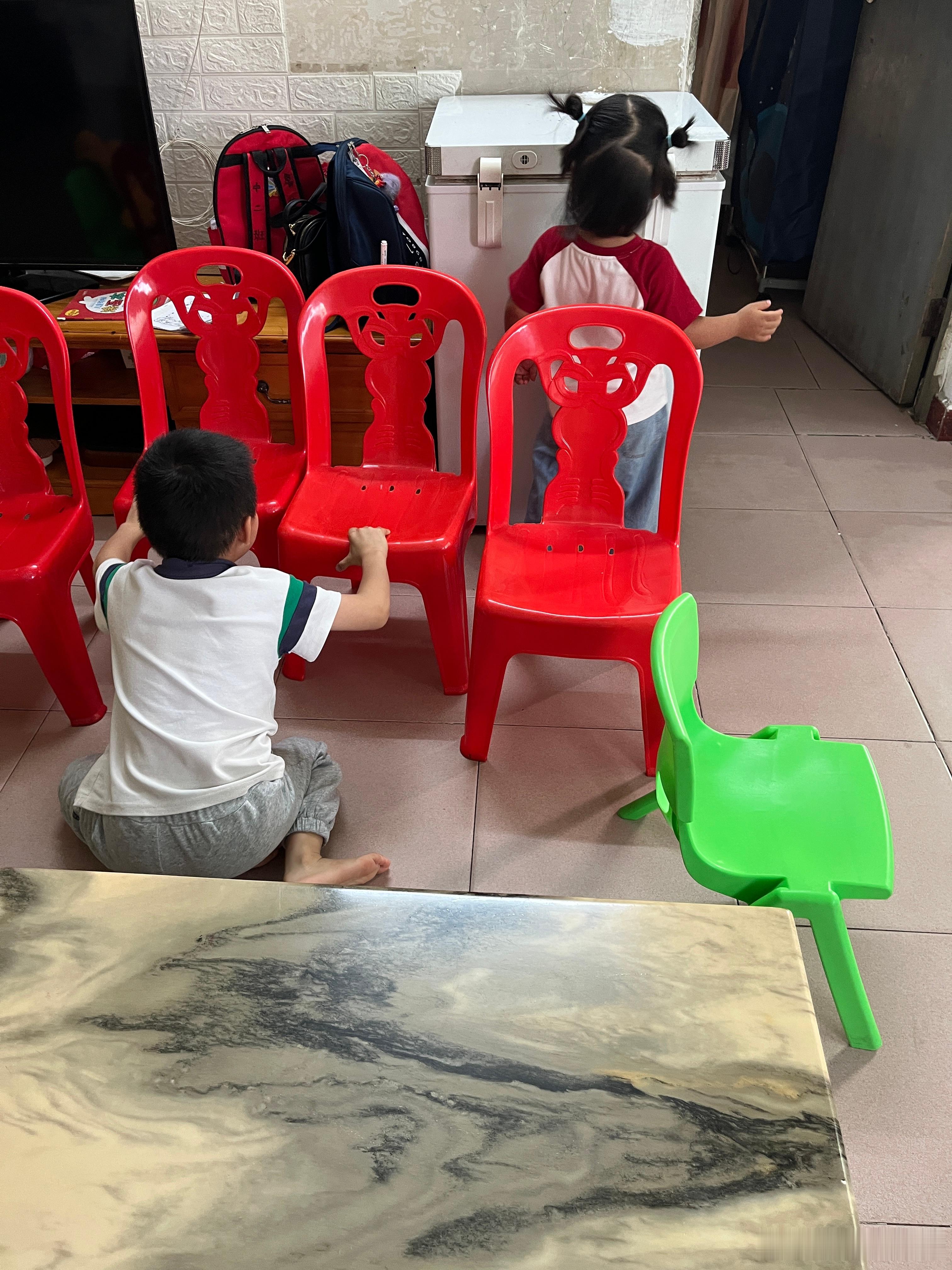 妯娌叫过来吃饭，柠宝和同学在公园玩，听到就立马过来，说要来她大伯这里。沙溢瘦得都