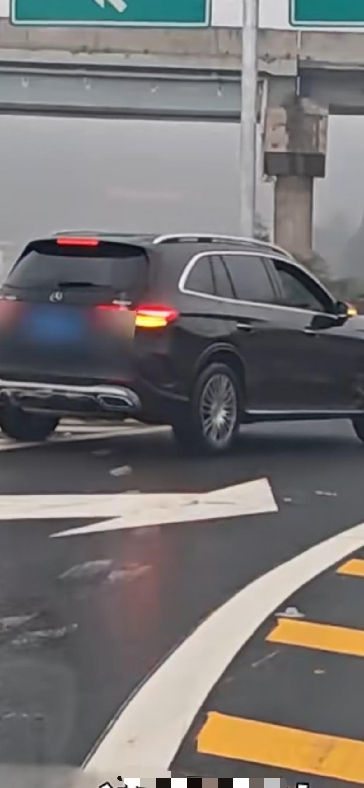 1月1日四川，黑车高速下错匝道竟开始倒车，网友拍下视频举报后，四川交警火速更新后