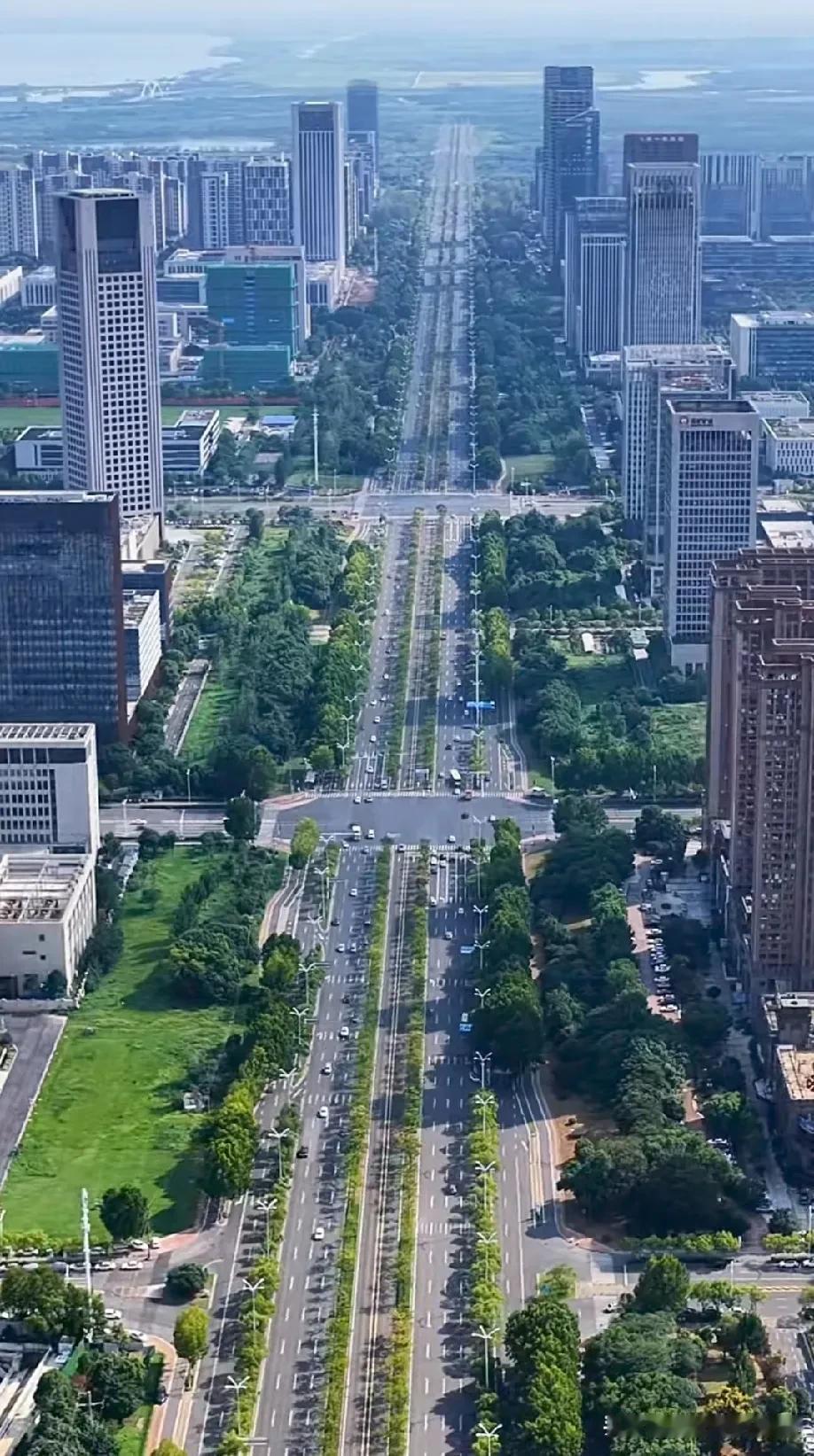 图片里这座城市不仔细看还以为这是成都的天府大道，但仔细一看这好像并不是成都的天府