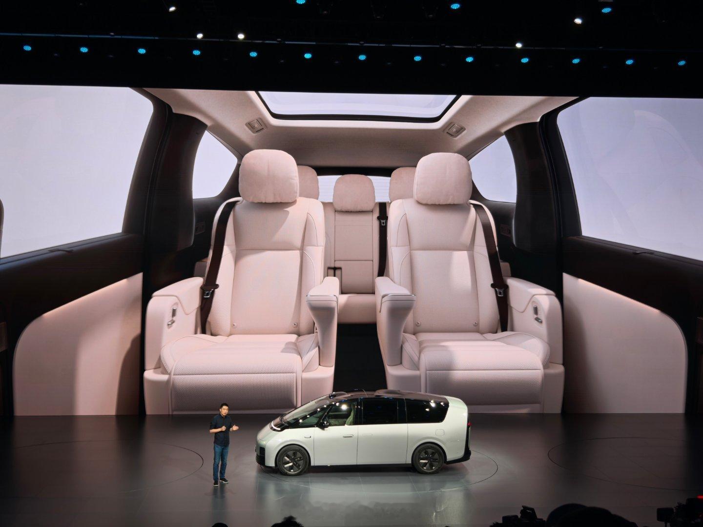 #理想汽车春季发布会# 「该回家还是要回家的。」感觉在说​​​