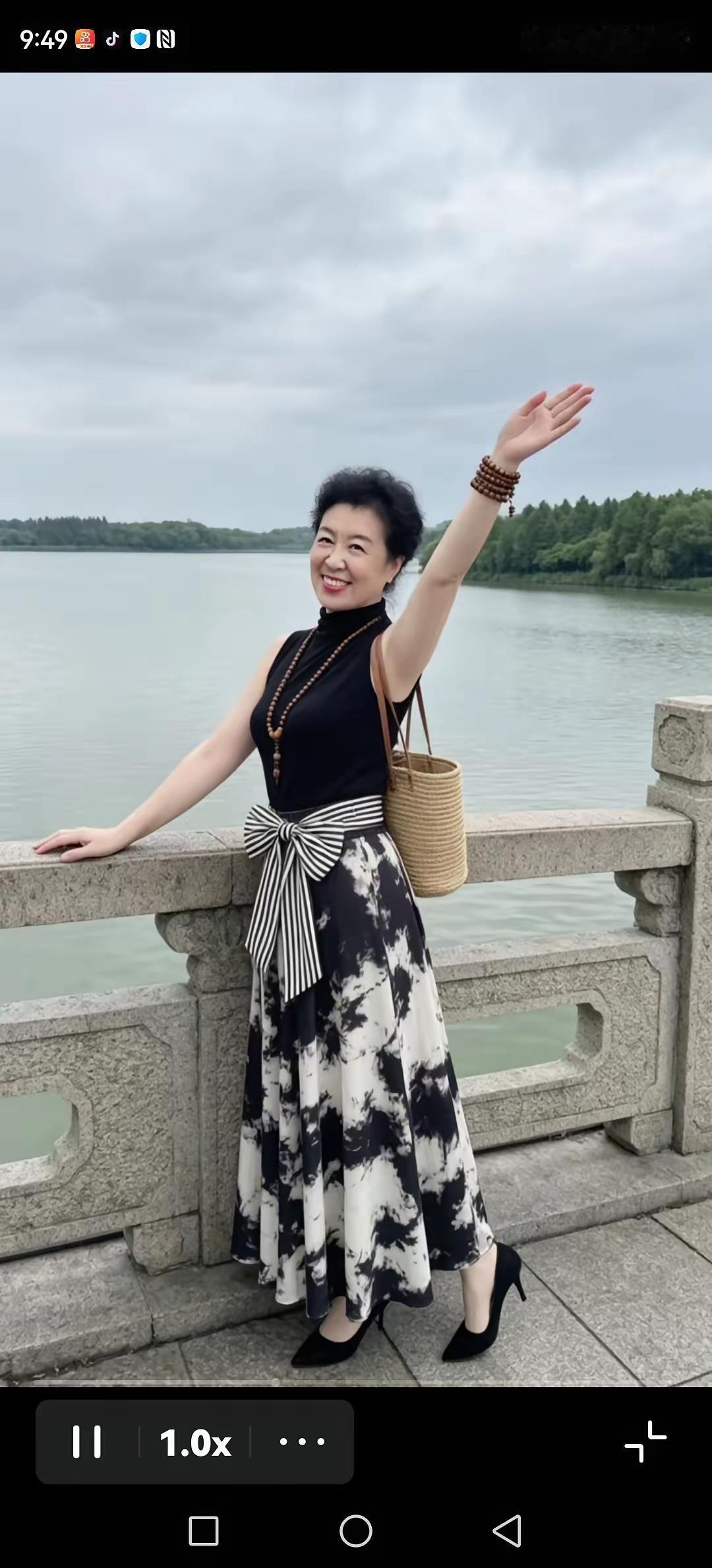 这话听着，表面是放下，里子是通透。

多少老人卡在“见不着孙子”这口气上，整夜睡