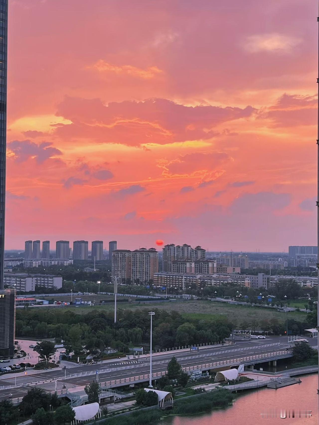 夏日生活打卡季昨天晚上下班的路上直接被这片粉橘晚霞撞个满怀，整座小城都裹在温柔的