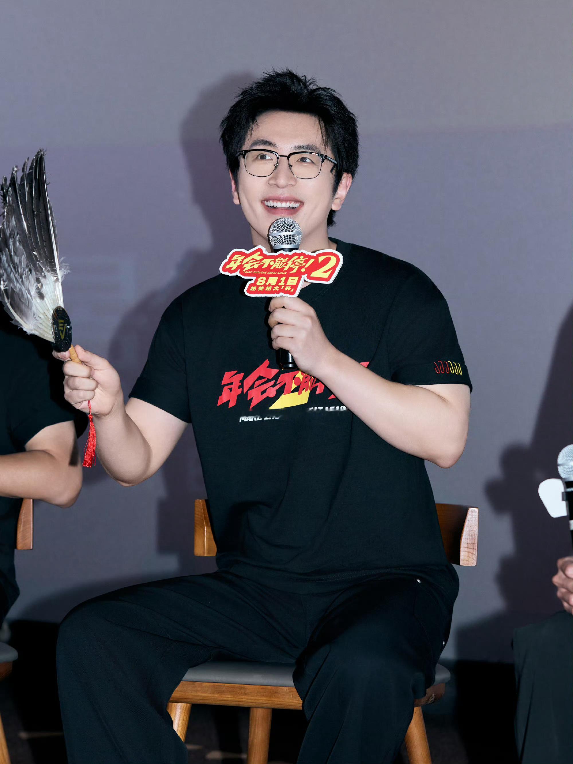 白客成功驯服四肢谁能不被白客练舞画面逗乐，全程专注调整动作，费劲驯服不协调四肢，