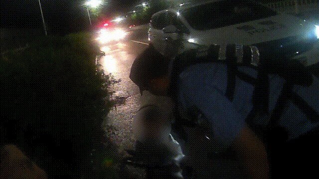 【温州6岁娃夜骑三轮闯车流，民辅警护送回家】瓯海仙岩晚高峰，6岁航航趁家人做饭溜