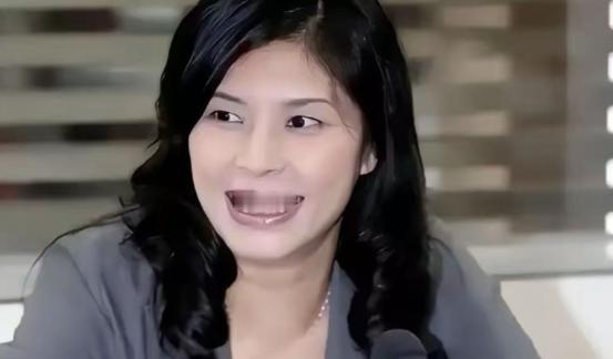 郑丽文太聪明了，主持人提问她去大陆打算先见谁？她回答：说实话，郑丽文跟其他人相比