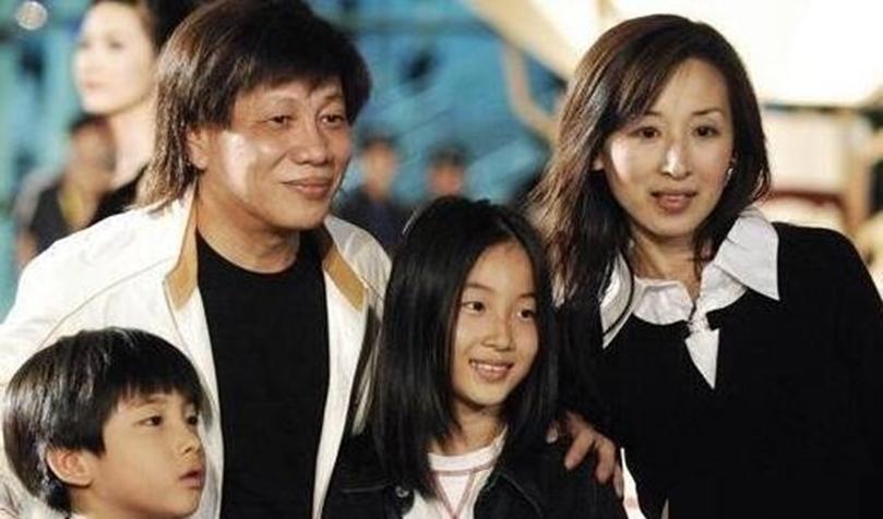 1979年，梁小龙的妻子黎爱莲在自己家楼下散步，被一陌生男子拿硫酸泼了脸，之后便