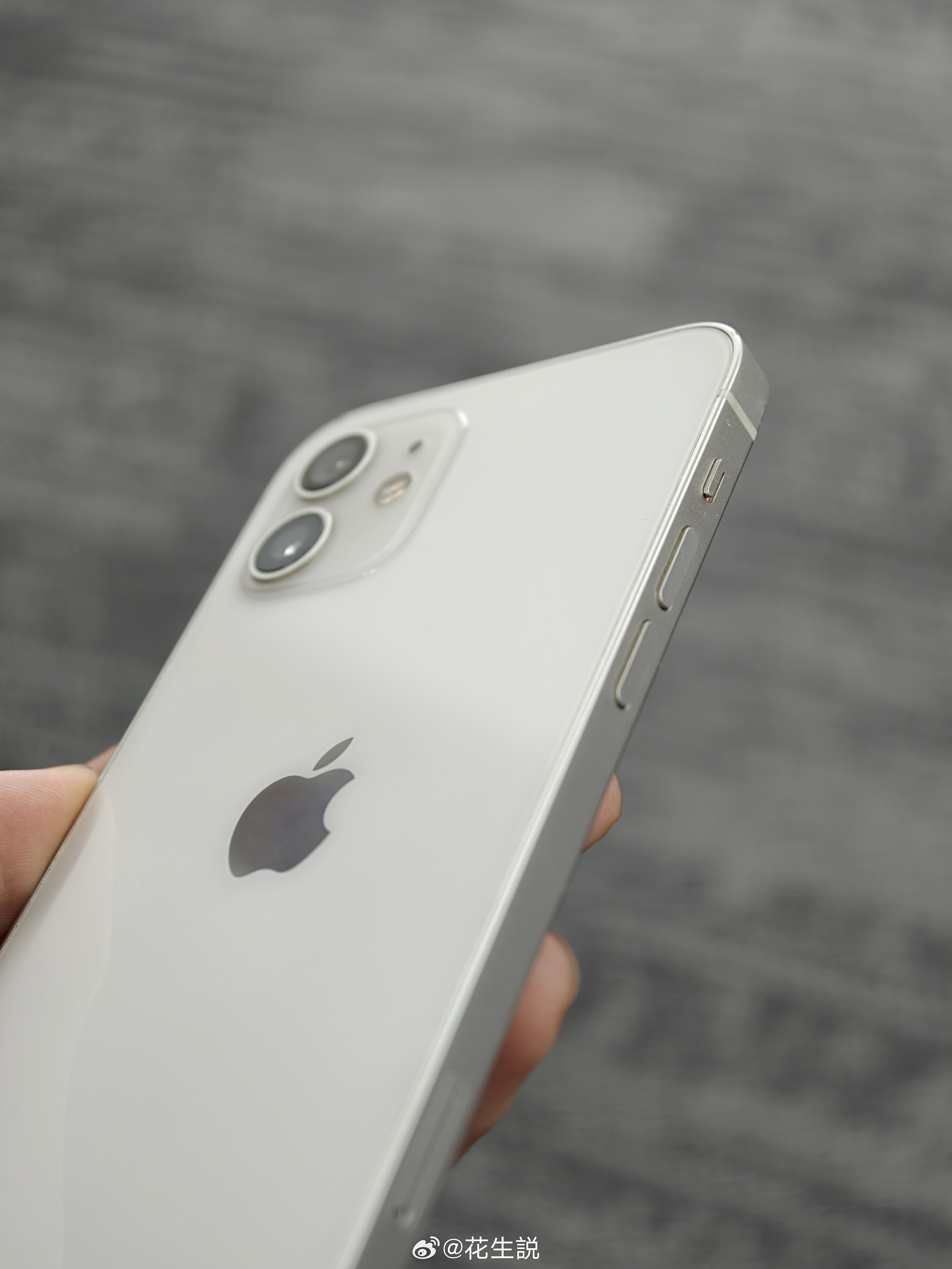 iPhone12回归了苹果经典直角边框的设计，这种设计让机身更加硬朗，有质感，但