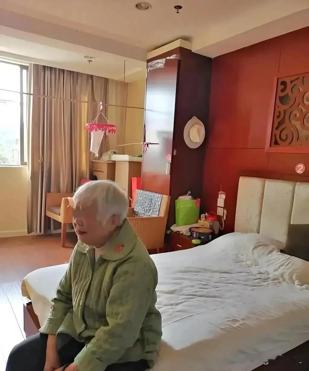 北京，女儿一家身处国外，娘家父母长期居住在女儿家中。父亲离世后，母亲竟将大部分家