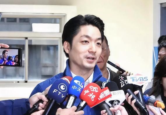 台北市长蒋万安整天对两岸问题提 "尊严"，老蒋的铜像被人拆除、泼红漆你的尊严在哪