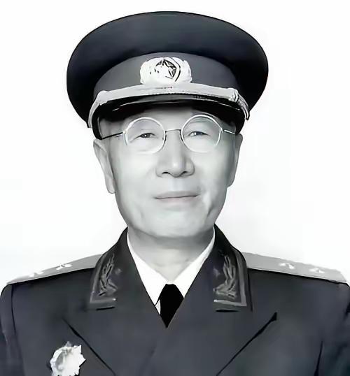 南京保卫战，全团打光，他一个人活着爬出来。被蒋介石下令秘密枪决，他翻墙跑了。被日