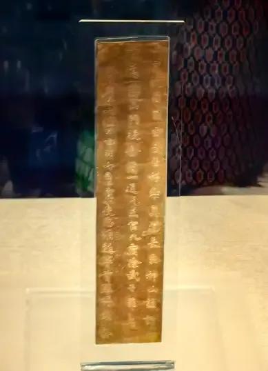 1982年，一农民将一巨石从嵩山顶上推下去，想听石头撞山发出的声音，当石头滚落时