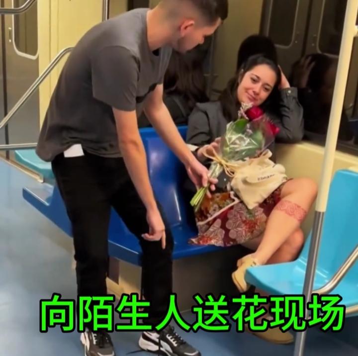 它记录普通人的情绪切片：赶路的外卖员、扫街的环卫工、下班疲惫的年轻人、牵手散步的