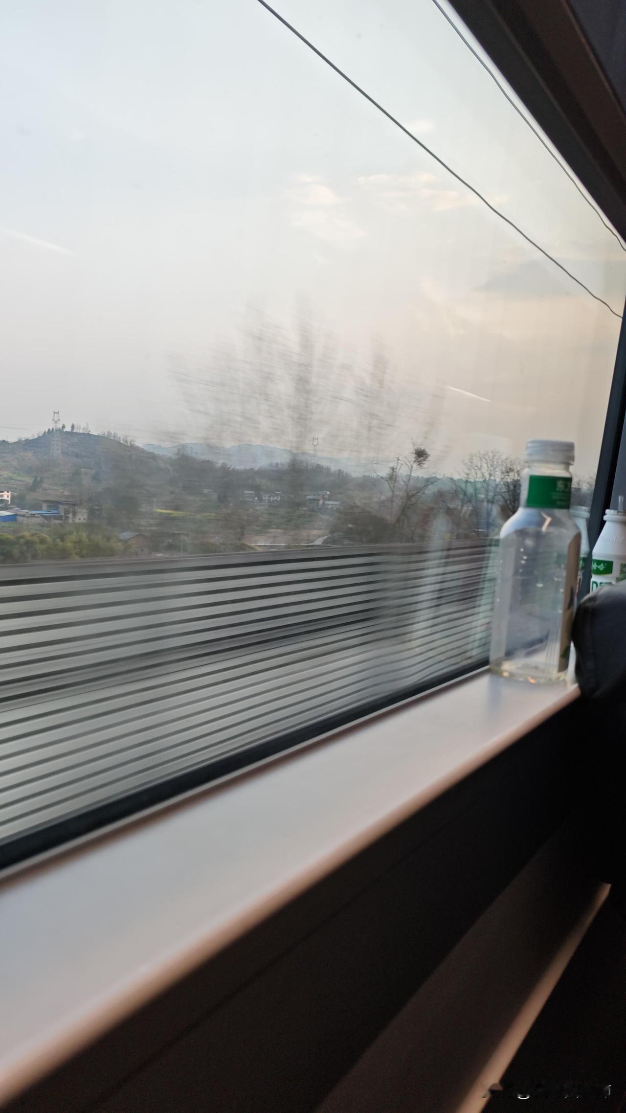 春节结束，火车返程有感
车轮一寸一寸地向前，家就一寸一寸地远了。
	
车轮一动，