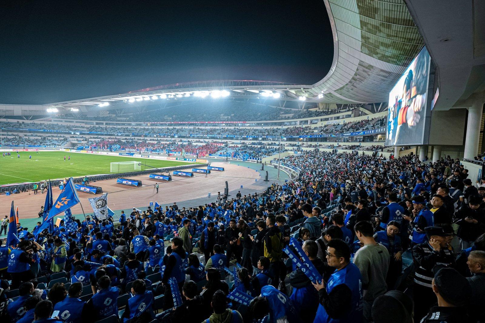 泰州队这逆袭路太戳人！从赛季初第九冲到决赛，看他们踢球就知道——靠团队默契扛住挑