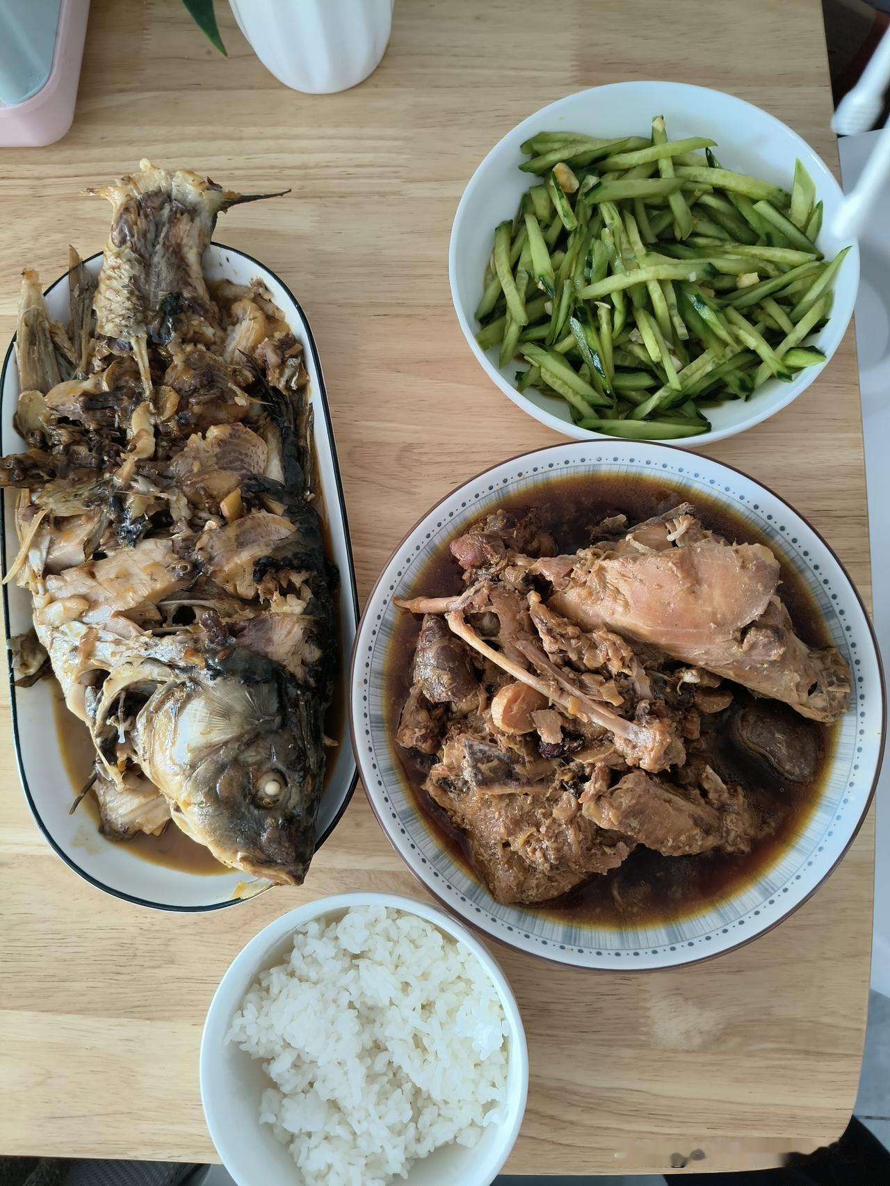 周末不外卖，自己在家做家常菜。

简单、干净、实惠，味道不比外面差，吃得踏实又满