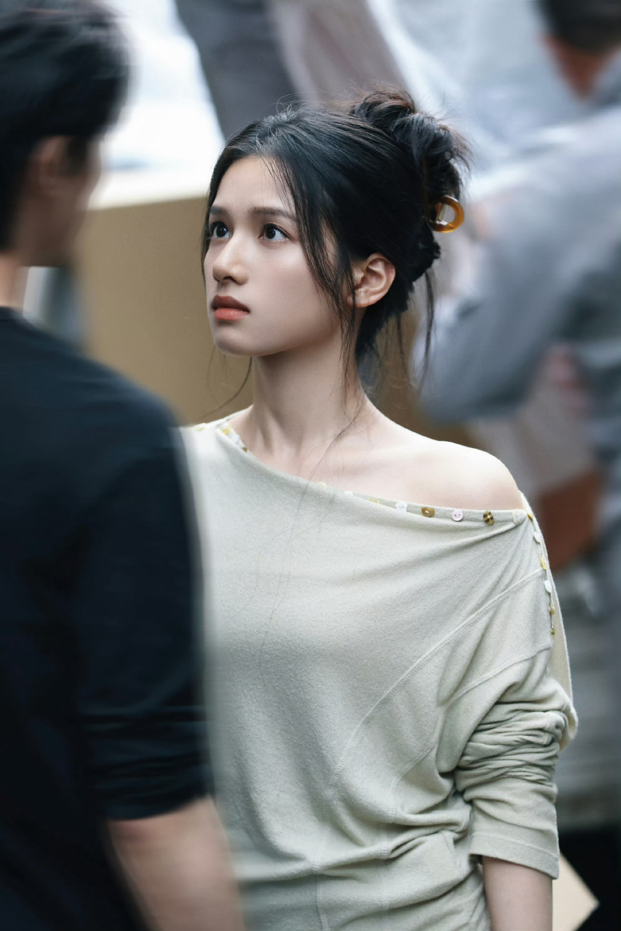 苗靖人设 国产剧少见野狗骨头很多剧集女主习惯性依附男主，而苗靖有独立的思考能力，