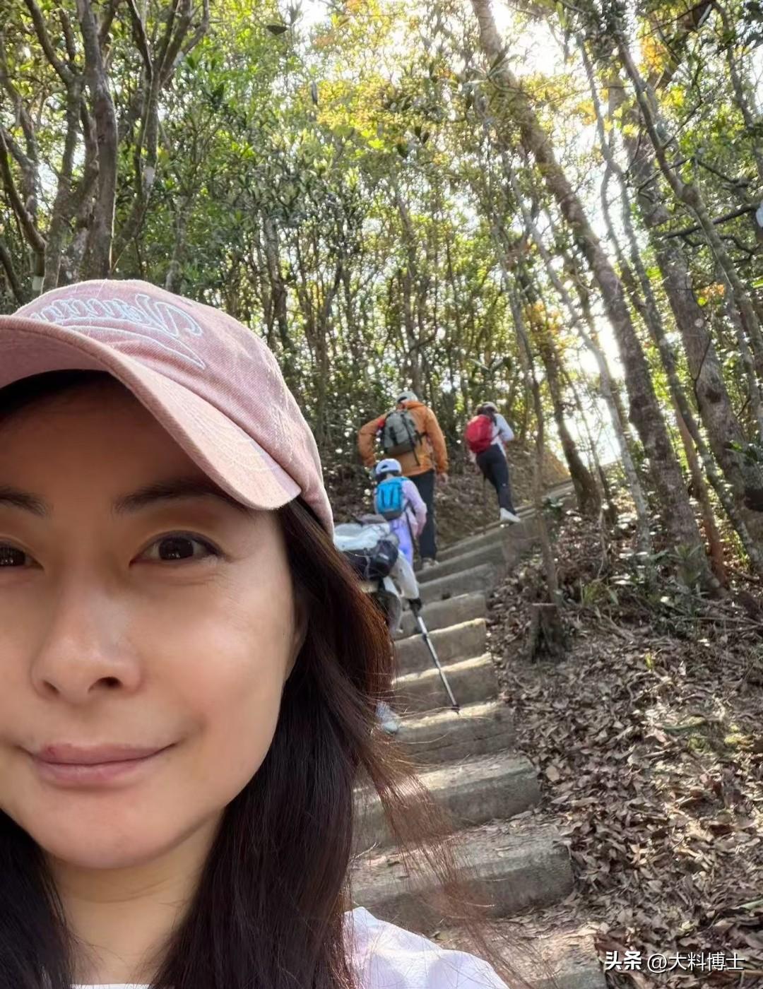 郭晶晶大方晒素颜照，没有医美大方自然，反正不是靠脸吃饭！

周末，郭晶晶、霍启刚