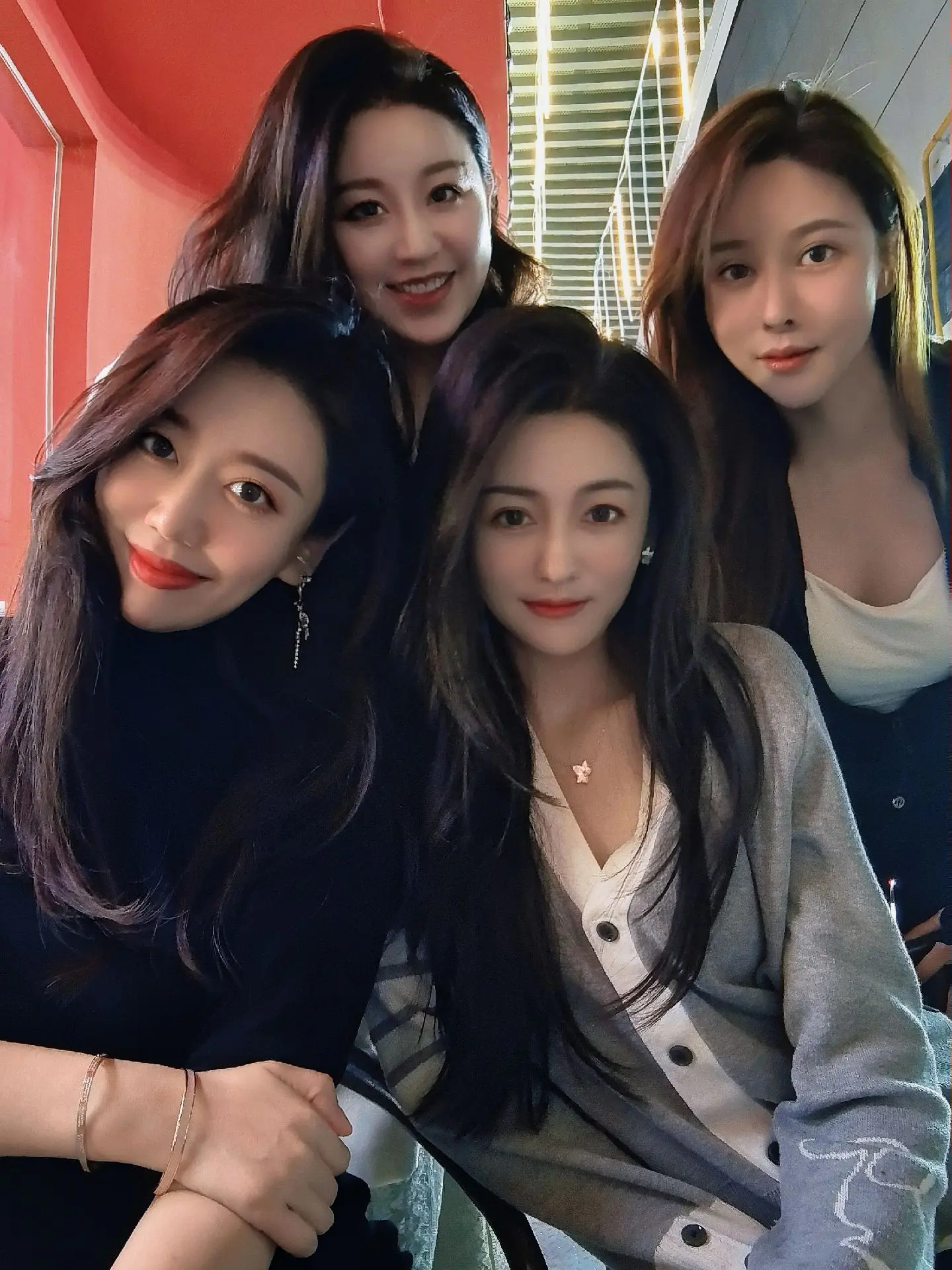 一群女人喝啤酒 一提男人骂一宿