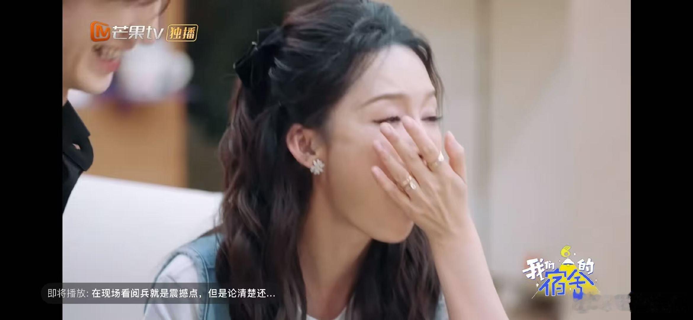 陈哲远给李沁剥喂荔枝 我们的宿舍哇！陈哲远依卡片剥荔枝喂李沁，认真模样超可爱，互