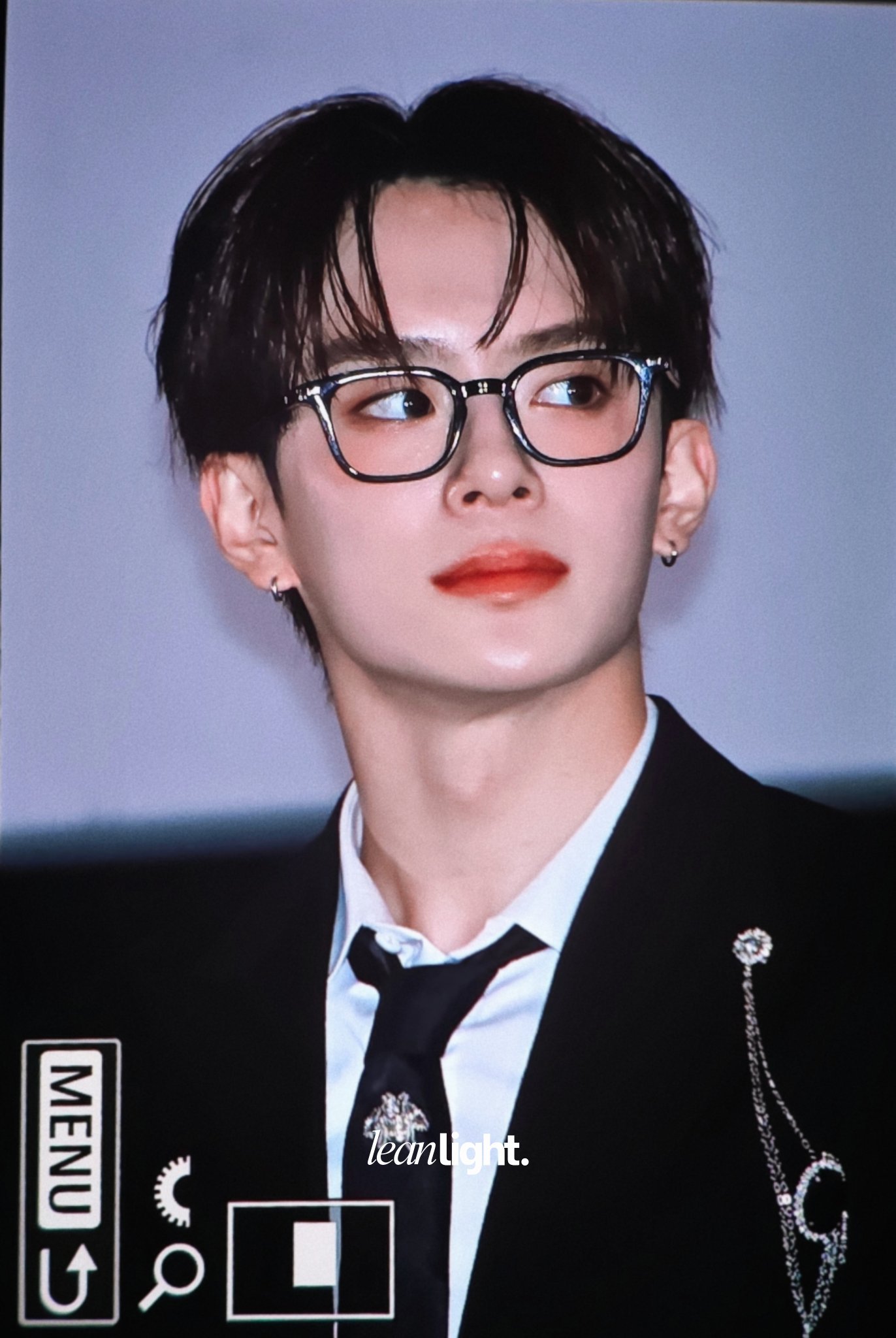 今日戴眼镜的柳冈旻 