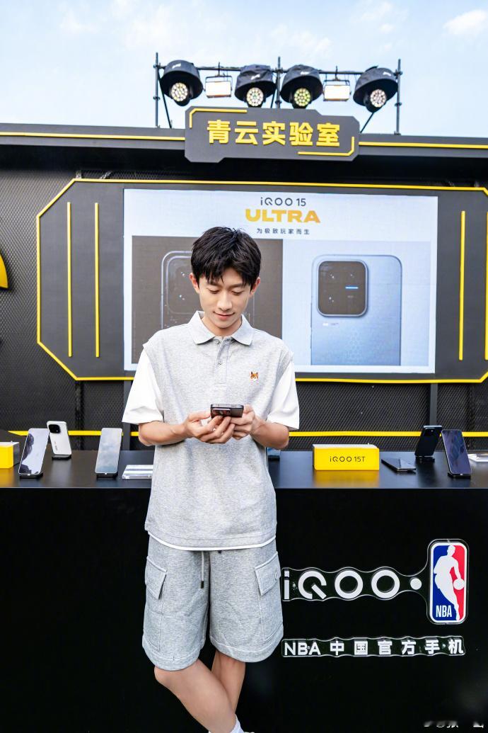 张一山北大打篮球球场趣味名场面不断！本次 iQOOxNBA高校篮球赛 总决赛群星