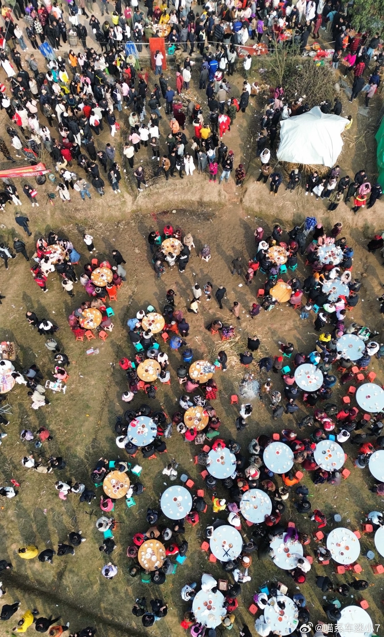 呆呆家中两天来了上万人，她家家这两天是真火炸了。我感觉大家趋之若鹜的赶过去，说到