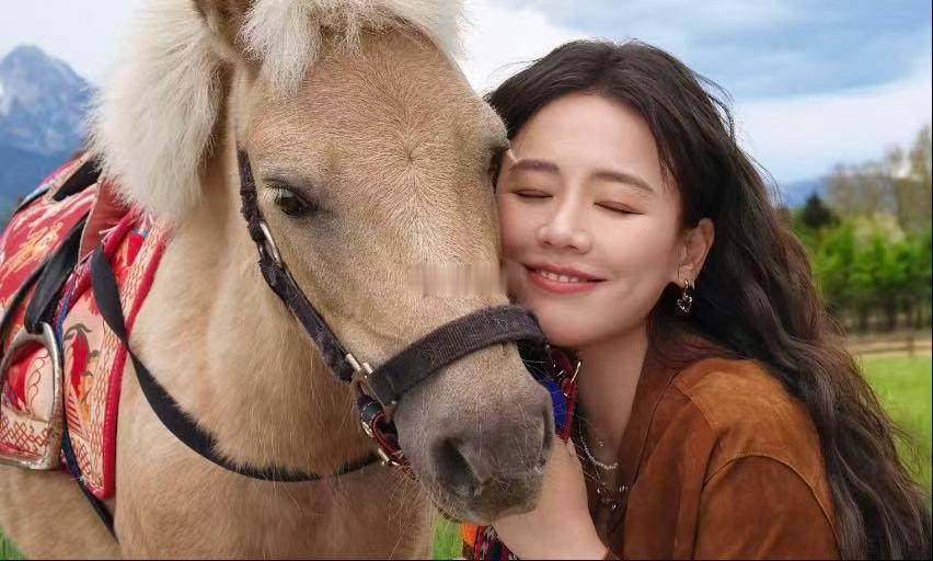 马思纯云南体验簪花 马思纯这组簪花图看得人心软软的，她的笑容比花还好看。非遗簪花