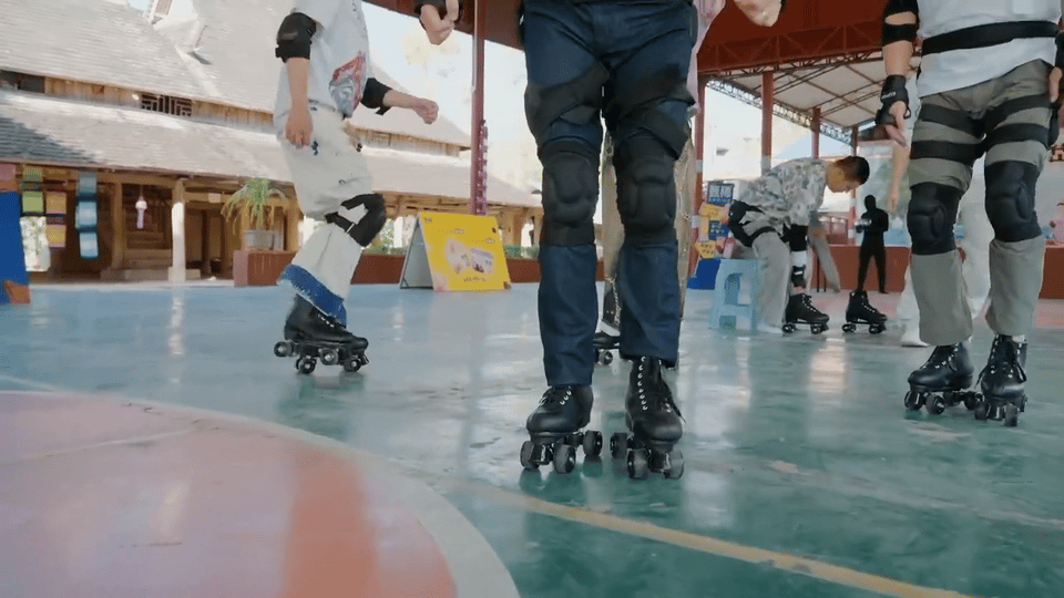 李乃文轮滑像春晚机器人 笑到打鸣！李乃文穿轮滑叼水杯，一步一卡的僵硬步伐，简直是