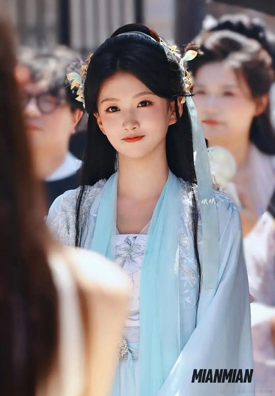 于正新签小花被说是顶着一张现代脸演古装去了 ​​​