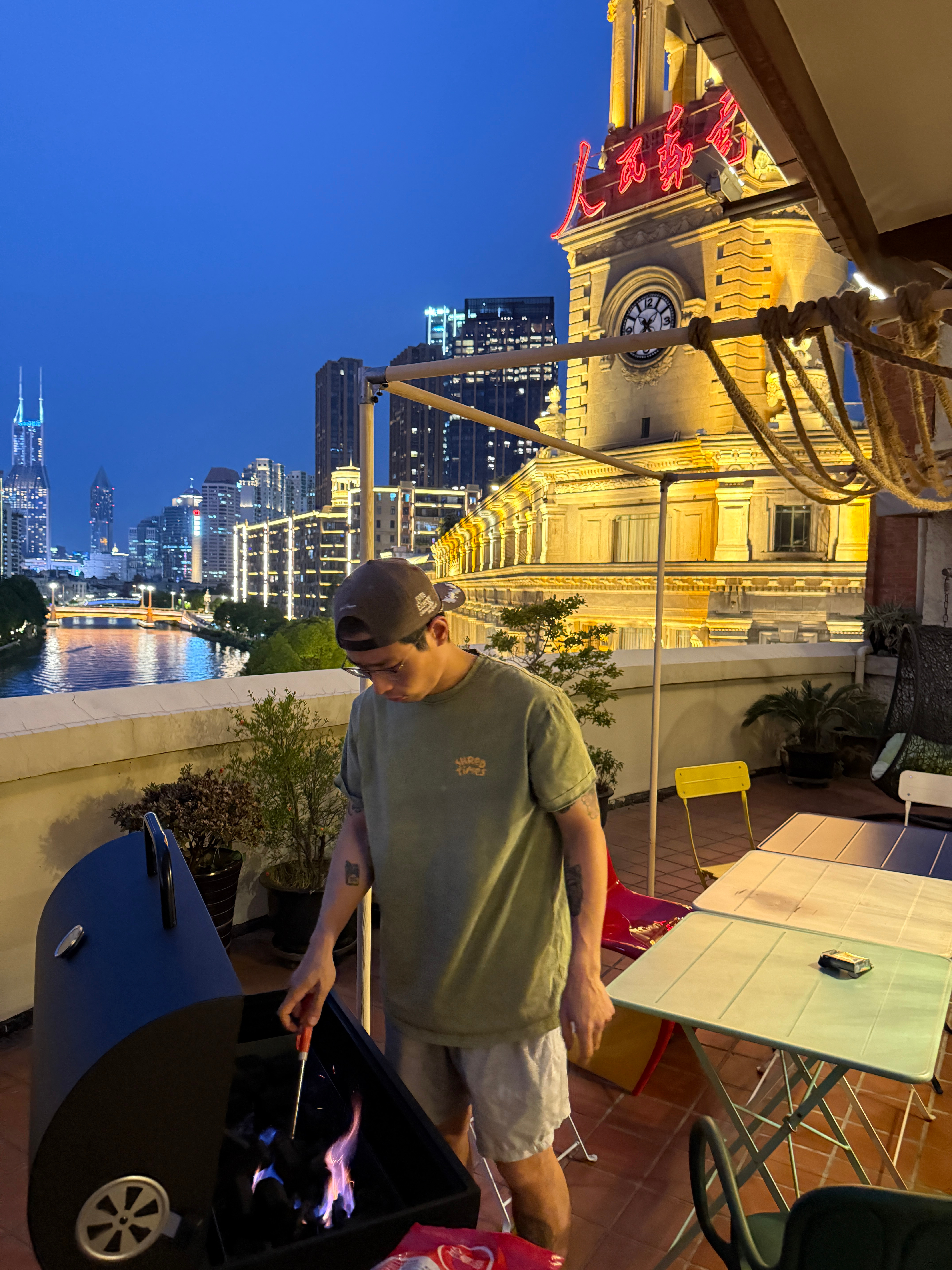 也许这就是上海吧，约了7点来寿星家过生日，七点半了，我从温州回来的，第一个到