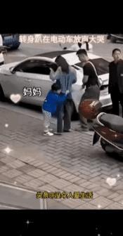 泪目了
蓝衣服小男孩跑到女子跟前亲昵的抱住她，并喊着妈妈，后两人四目相对，男孩转