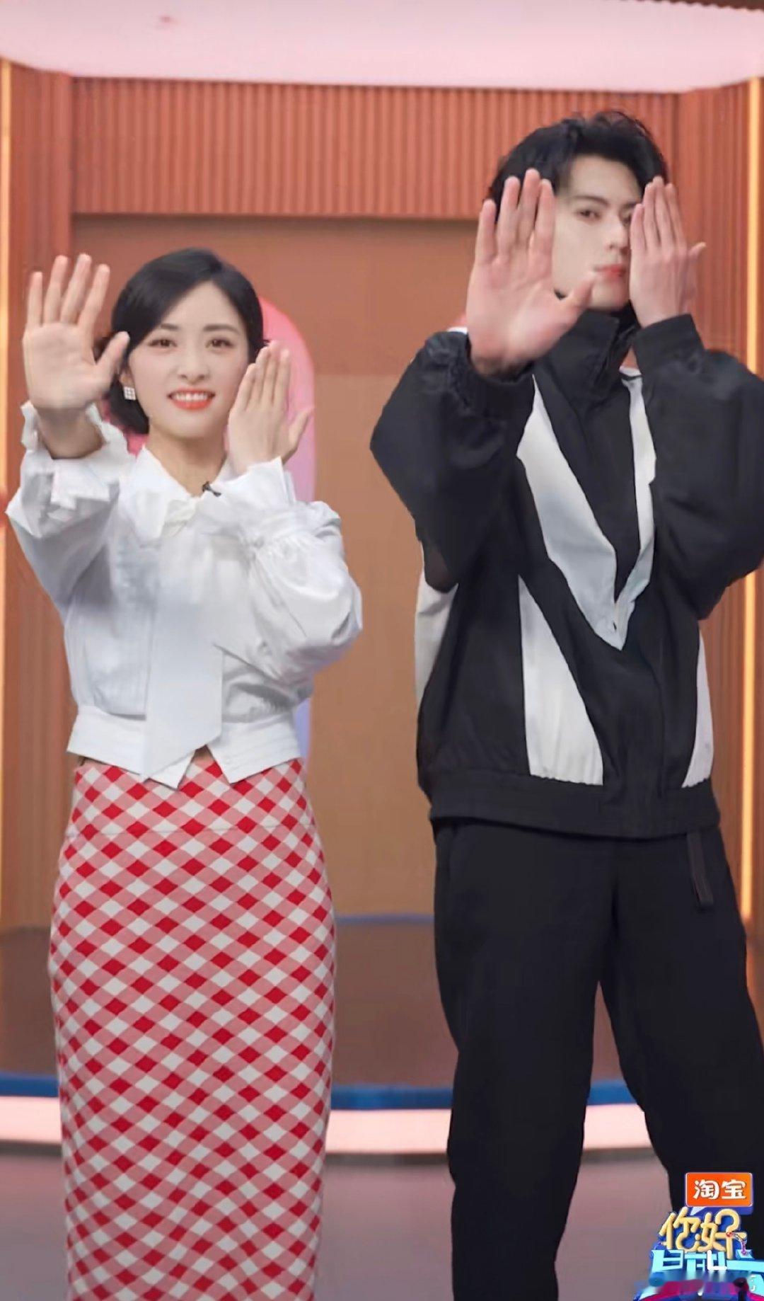 元气值拉满！同步的手势舞、治愈的笑容，再加上棣棣跳嗨后的调皮捣蛋，这组同框直接甜