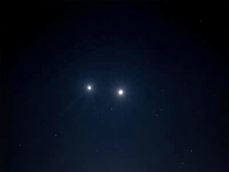 一篇号称“仙女射手双子最难追”的星座推文昨晚冲上热榜，配图粉嫩标题贼大声，三行理