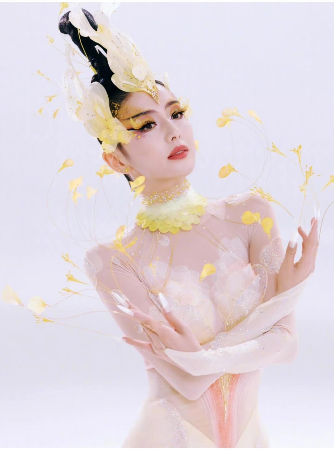 佟丽娅，好像孔雀仙子一样。