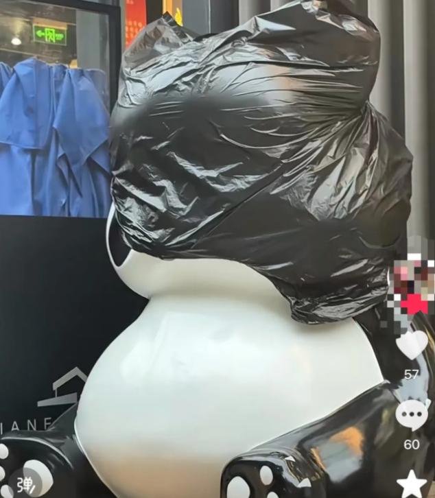 近日，成都一名甜品店店主因门店摆放网购熊猫摆件，被北京一家公司以侵犯展览权为由起