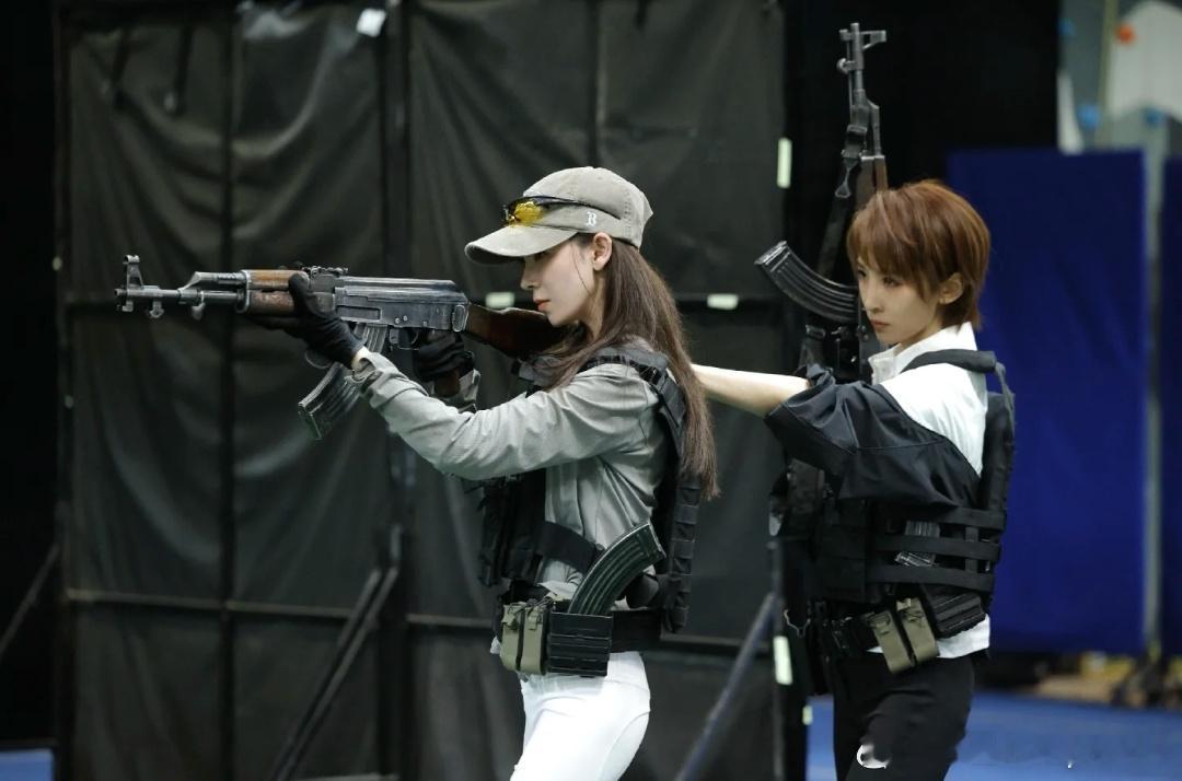 从综艺军训到荧幕想象，这合照撕开了一条缝内娱该给中生代女演员一些真正的双A剧本了