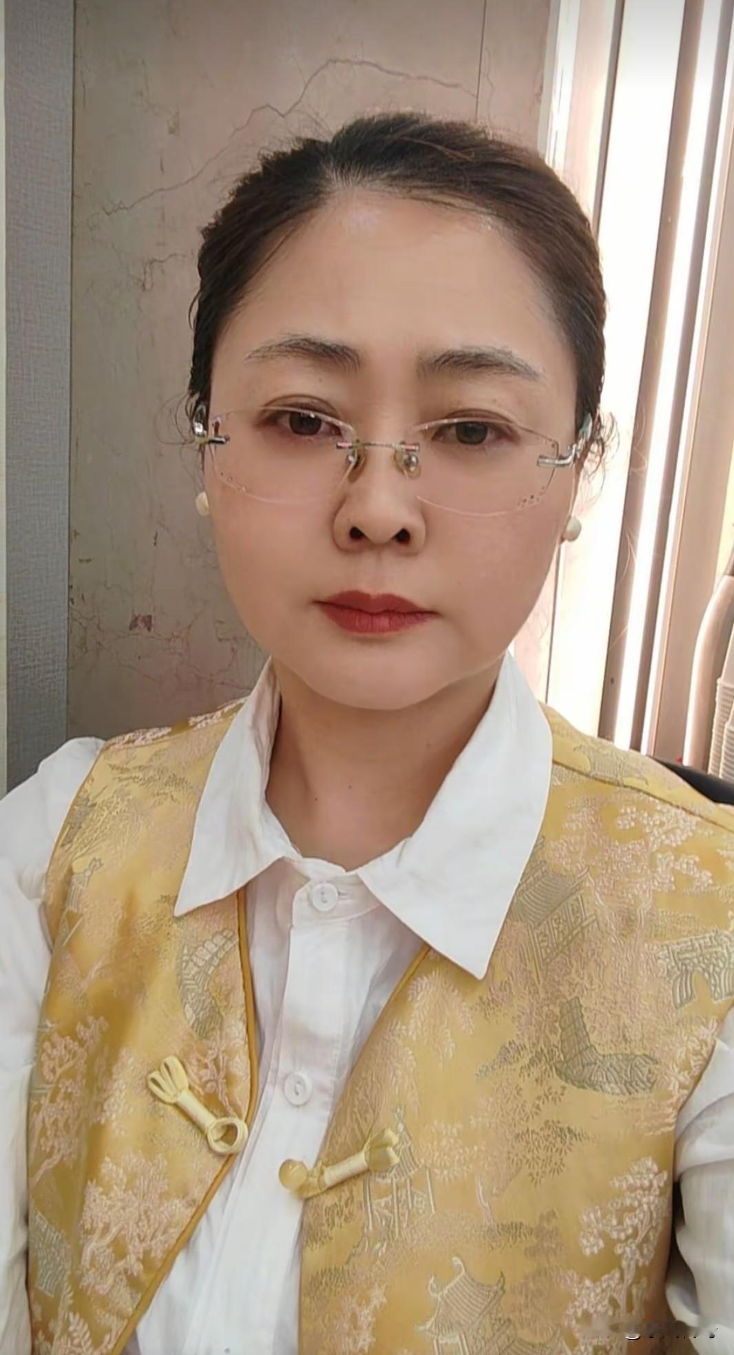 这是我的妈妈。你们说是素颜好看还是美颜好看？是戴眼镜好看还是不戴眼镜好看？
是戴