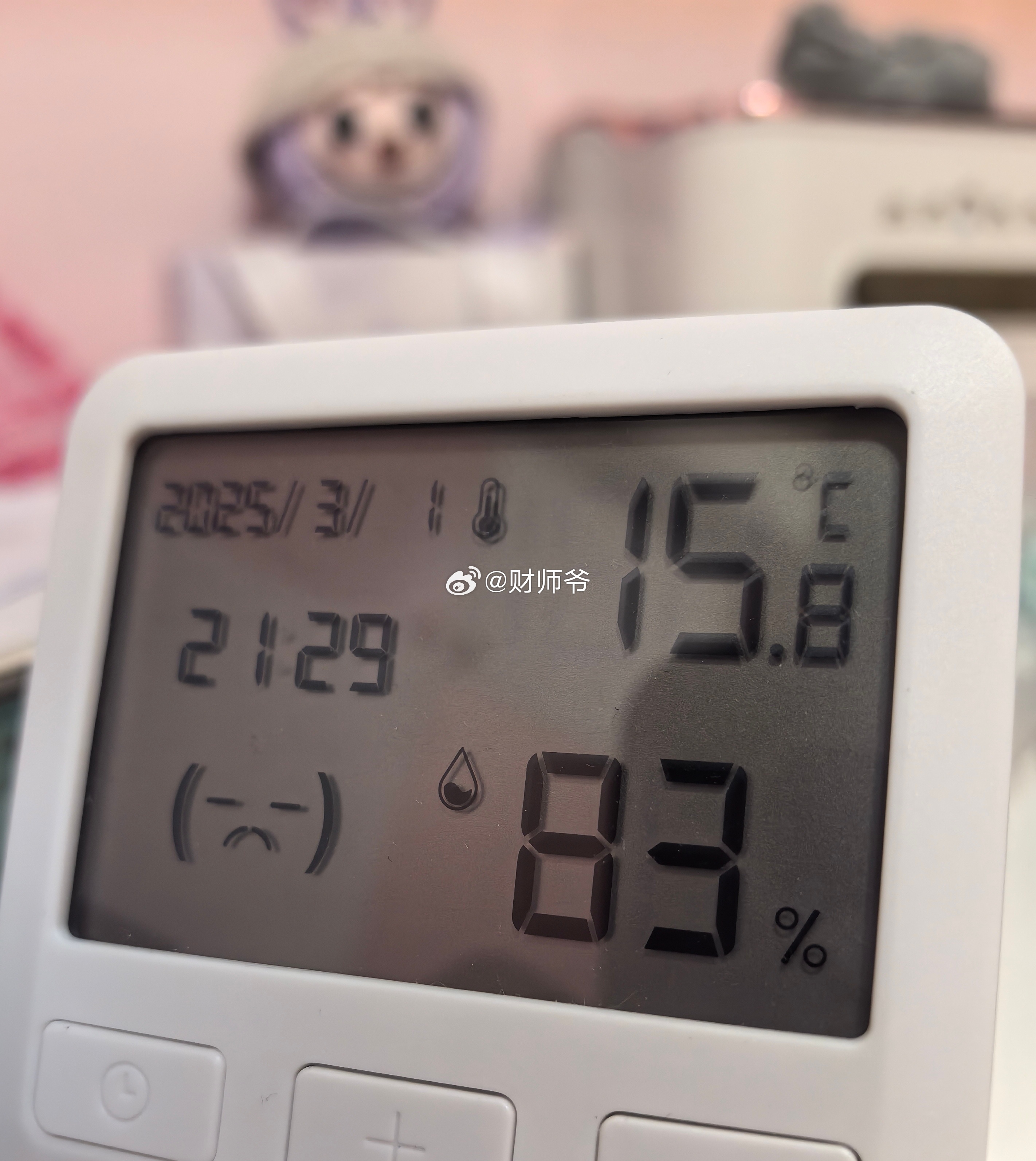 我老妹家的湿度计显示，今天屋里面湿度一度高达87%, 我小侄女说：咱们这是生活在