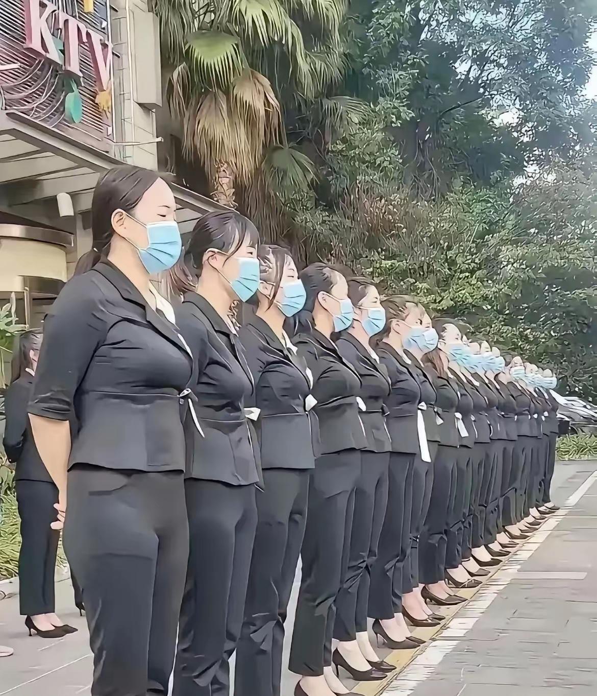 酒店每日早会，整齐划一，非常有实力，[赞]