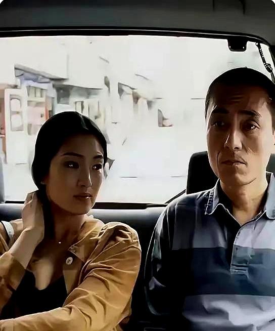 张艺谋收到巩俐结婚请柬那天，躲在日本后期机房哭了整宿。
俩人前后搭伙八年，拍了