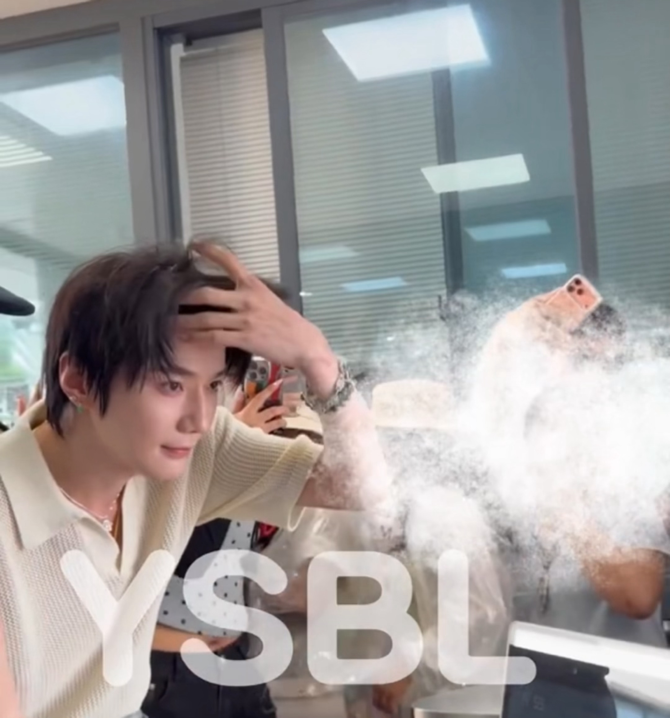 这个美人真的好可怜吧第一次验证失败尴尬笑笑第二次被夸害羞笑着跑掉怎么机器和人都要