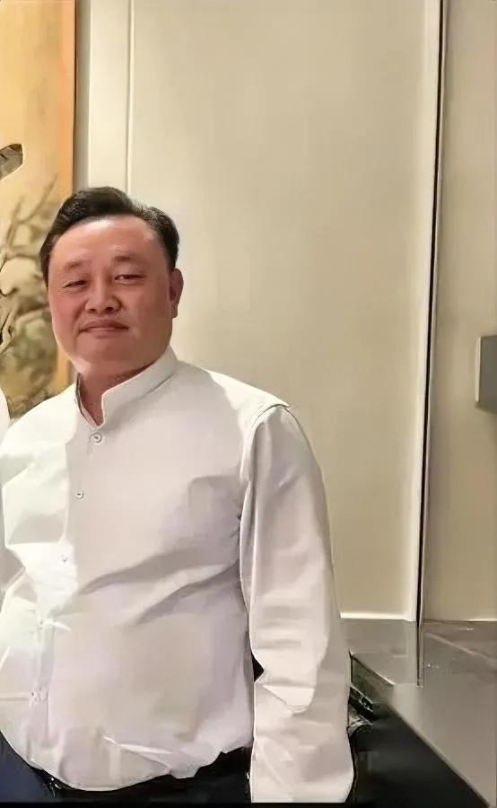 黄光裕的“翻盘梦”，碎得比谁都快。

明明出狱时还有七八十亿，

怎么几年就只剩