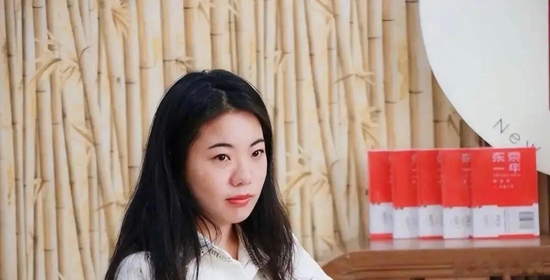 中国人民大学终于撤销了蒋方舟的学位。 为什么？因为实在是藏不住了。前期肖鹰举报哪
